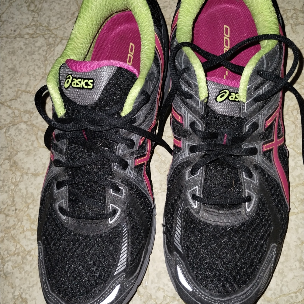 Asics Women's 13 or men's 11 asics